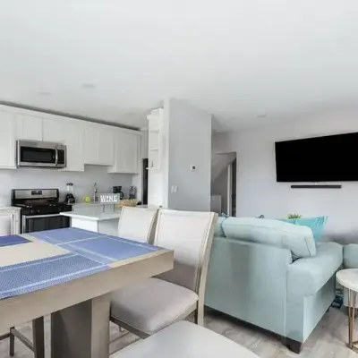 Sleek 1 Bedroom Apartment Plus Balcony 30 Mins to NYC