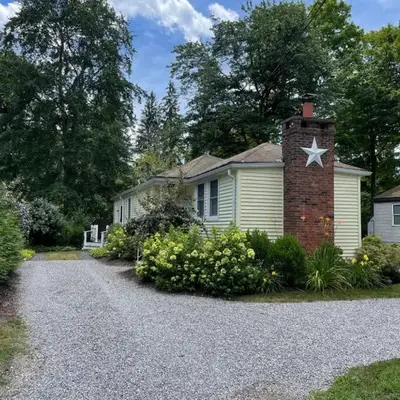 Cozy 2-bedroom Cottage with Access to Bantam Lake
