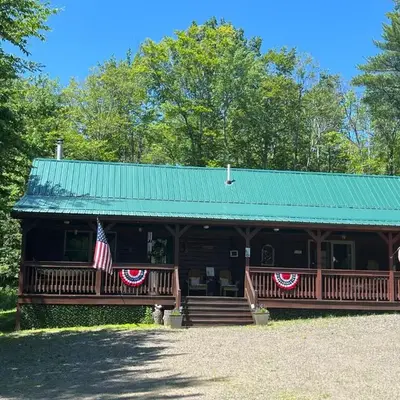 Mountain-Top-Hideaway Stay in a log cabin on a private rd! Swim