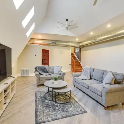 Walk to Dtwn and Waterfront Roomy Troy Apt