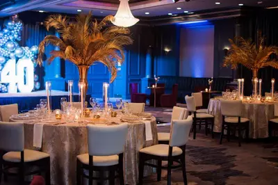 a dining room with tables and chairs withidiumidiumitures at The Roslyn, Tapestry Collection by Hilton in Roslyn