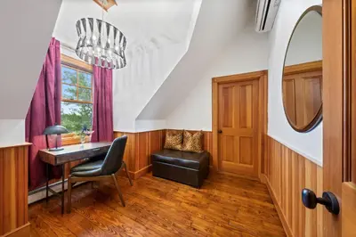 a home office with a desk and a chair at Hotel Mountain Brook in Tannersville