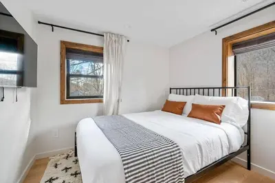 a bedroom with a bed and a window at Chateau Bungalow - Ski Belleayre, Hunter in Shandaken