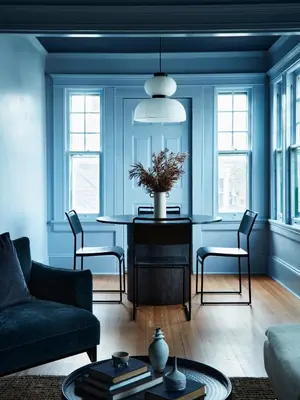 a living room with blue walls and a table and chairs at CoHouse New Haven steps to Yale University in New Haven
