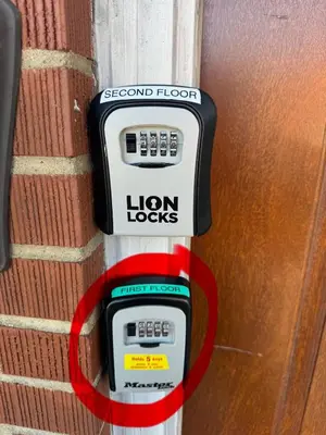 a solar meter is attached to a wall at Cozy Apartments Woodside near Manhattan in Queens