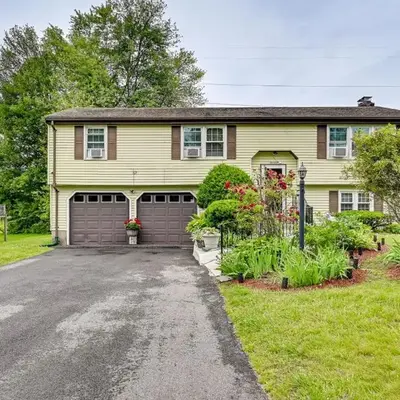 Vintage Windsor Home Private Yard and Covered Deck