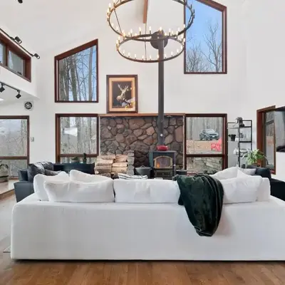 5 Star Gorgeous Cliffside Chalet with Panoramic Views