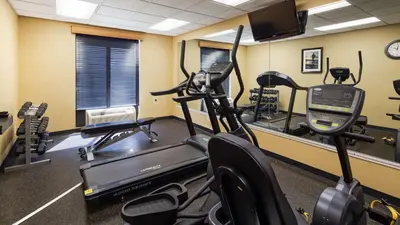 a gym with two treadmills and a treadmill at Best Western Springfield West Inn in West Springfield