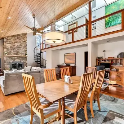 Mountain house w/ stunning views & gourmet kitchen