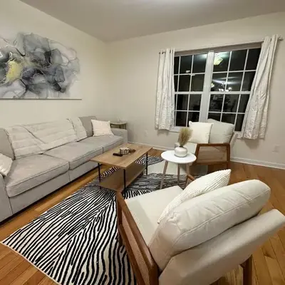Great Value Close to Proctors Gorgeous Townhouse