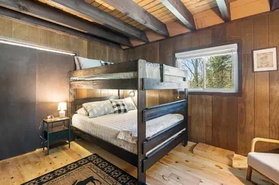 a bedroom with bunk beds in a cabin at Crooked Ear Cabin in Wilmington