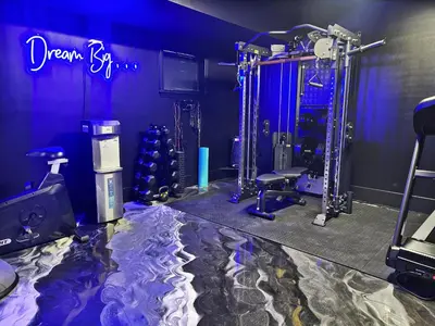 a gym with a fish floor in a room at Dream! in Newark