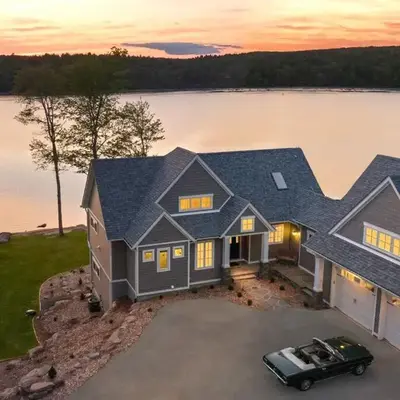 Lakeside Lodge with Studio Apartment