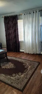 a living room with a rug and a window at Picon Homey in Springfield