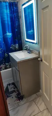a bathroom with a sink and a mirror at Picon Homey in Springfield