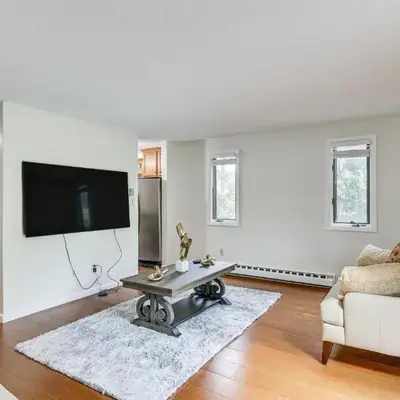Quaint Bristol Townhome about 14 Mi to West Hartford!