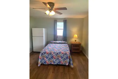a bedroom with a bed and a ceiling fan at Werry's Cottages and Pub By OYO East Stroudsborg - Weekly Stays in East Stroudsburg