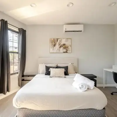 Modern 3-Bdrm Apt in Black Rock