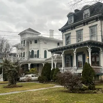 2 Br Victorian Apt 2800 sq ft 2 floors with Full Kitchen 2 baths and Laundry