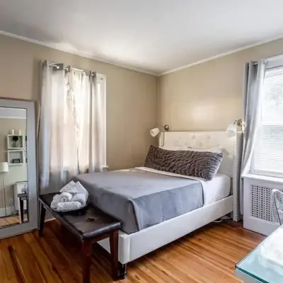 Bella room near downtown Train I-95 & beaches