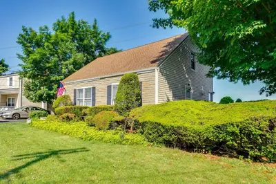 an old house with a green hedge in front of it at Convenient Apt 2 Mi to Sprain Ridge Park! in Yonkers