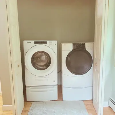 a washer and a washing machine in a room at Quiet Cozy Stay Spacious Home Near Beach & Shops in Hamden
