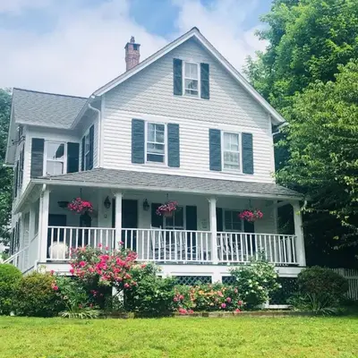 Stylish Victorian Beach House on pond