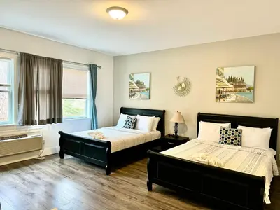 a bedroom with two beds and a window at Solano Inn in Portland