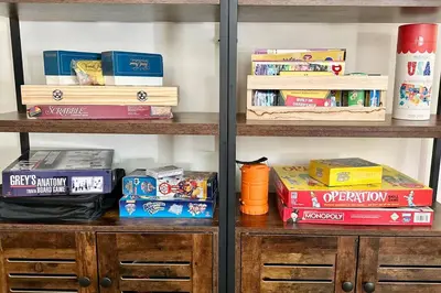 a book shelf filled with lots of books at Family Lake House Waterfront in Saugerties