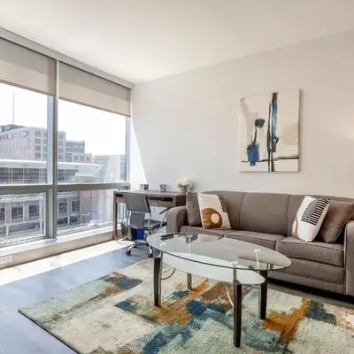 Luxury Apt Near Downtown