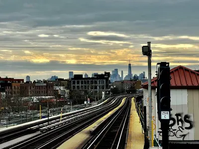 a view of a city with train tracks and a city skyline at Cozy apartment in New York in Woodside