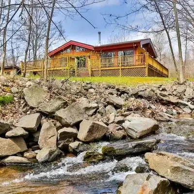 4 Bedroom Log Cabin with Stream and Great Location