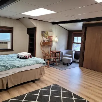 East Granby with AC and WiFi 3 minute to Bradley
