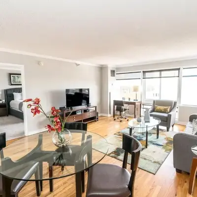 Private Apt Close to Train