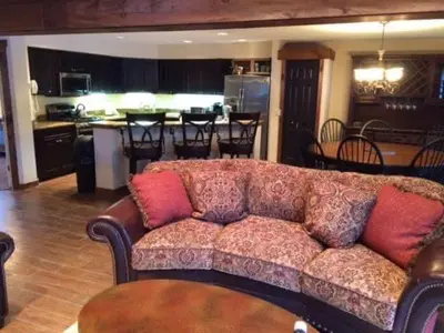 a living room with a couch and a kitchen at MOUNT SNOW GREENSPRING 41d in West Dover