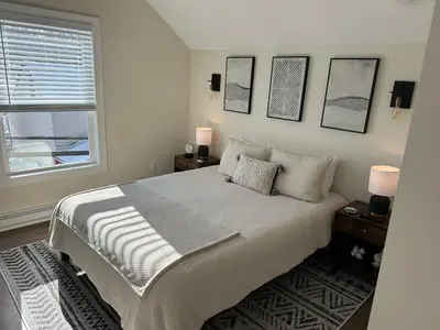 a bedroom with a large bed and a window at The Innwoods - Studio Apartment 2 in Tannersville