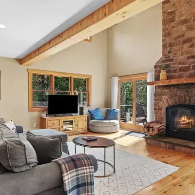 New! 3BR Contemporary Log Home in Catskill Mtns