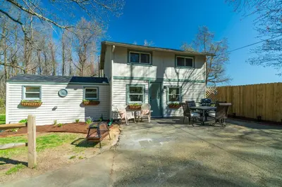 a small white house with a table and chairs at Hadley Hideaway Cottage in Hadley