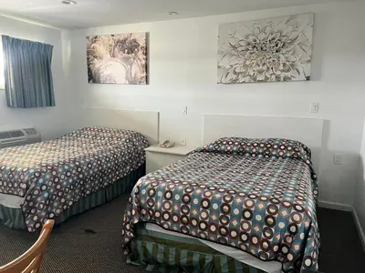 a hotel room with two beds in a room at Winslow Motel in Lyndhurst