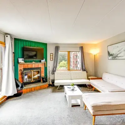 Snow Mountain Condo Hot Tub and Shuttle to Resort