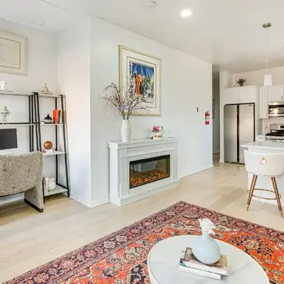 1 Mi to Prudential Center Remote Work-Ready Apt
