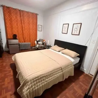Large and spacious room facing a beautiful park minutes away from Manhattan