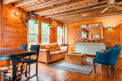 Gallery image of Poconos Mansion with Pool Hot Tub and Sauna Tennis and Lake in Milford