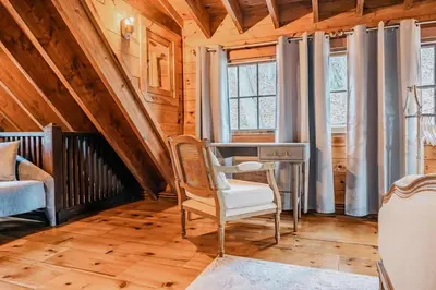 Gallery image of Couple's Serenity Cabin with Hot Tub in Milford