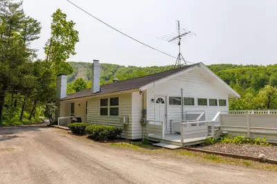 Gallery image of The Cozy Cat Motel at Catamount in Hillsdale