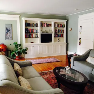a living room with a couch and a tv at Gateways Inn in Lenox