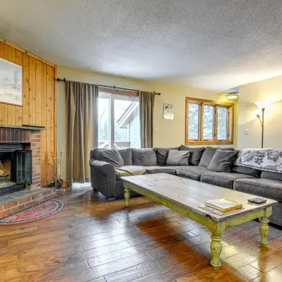 Less Than 1 Mi to Mt Snow Charming Condo with Fireplace