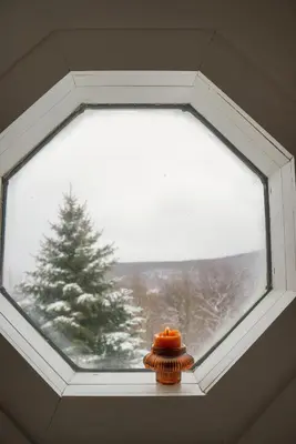 a window with a christmas tree in the middle at The Perch Hotel in East Windham