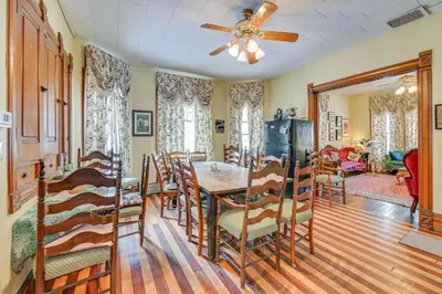 a dining room with a table and chairs at 5 Mi to Belleayre Lake Getaway in Fleischmanns! in Fleischmanns