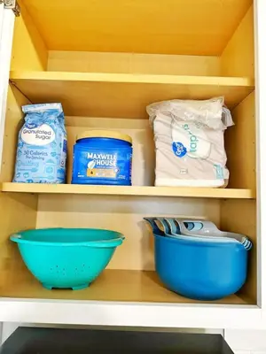 a cupboard with two blue bowls and some groceries at Yale Casa Verde Studio in New Haven